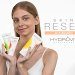 Γυναίκα κρατά προϊόντα ενυδάτωσης HYDROVIT για πρόσωπο και σώμα, προβάλλοντας τη σειρά Skin Reset για αποκατάσταση και λάμψη της επιδερμίδας σε 2 εβδομάδες.